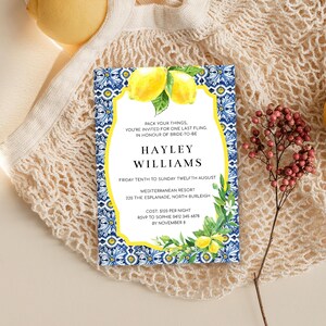 K&ouml;nnte beinhalten: Eine blau-wei&szlig;e Muster-Einladung mit Zitronen und Gr&uuml;n. Die Einladung ist f&uuml;r eine Bridal Shower f&uuml;r Hayley Williams. Die Veranstaltung findet im Mediterranean Resort in North Burleigh von Freitag, 10. August bis Sonntag, 12. August statt. Die Kosten betragen 120 &euro; pro Nacht und eine RSVP wird bis zum 8. November erbeten.