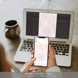 Puede incluir: Una invitaci&oacute;n de baby shower rosa y blanca con una ilustraci&oacute;n de cisne. El texto de la invitaci&oacute;n dice "Est&aacute;s invitado a una baby shower para Skye Williams".