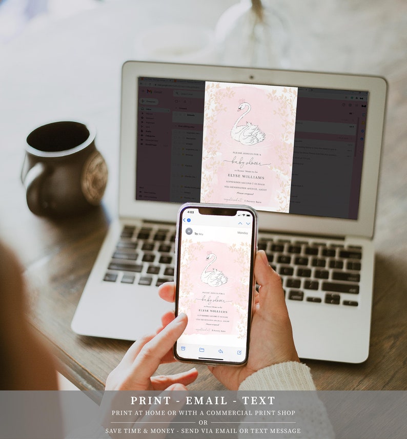 Puede incluir: Una invitaci&oacute;n de baby shower rosa y blanca con una ilustraci&oacute;n de cisne. El texto de la invitaci&oacute;n dice "Est&aacute;s invitado a una baby shower para Skye Williams".