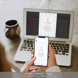 Może przedstawiać: Cyfrowe zaproszenie z niebieską obw&oacute;dką w kratkę vichy i tekstem "some bunny is turning one". Zaproszenie jest wyświetlane na laptopie i smartfonie. Na dole obrazu znajduje się tekst "PRINT - EMAIL - TEXT."