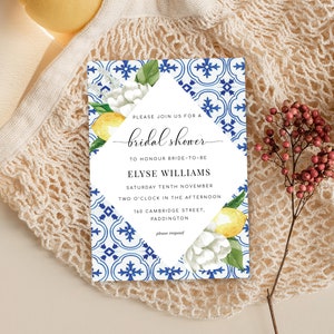K&ouml;nnte beinhalten: Ein blauer und wei&szlig;er Fliesenhintergrund mit Zitronen und wei&szlig;en Blumen. Der Text lautet "Bitte nehmen Sie an einem Bridal Shower zu Ehren der zuk&uuml;nftigen Braut Elyse Williams teil Samstag, der zehnte November, zwei Uhr nachmittags 160 Cambridge Street, Paddington bitte antworten"