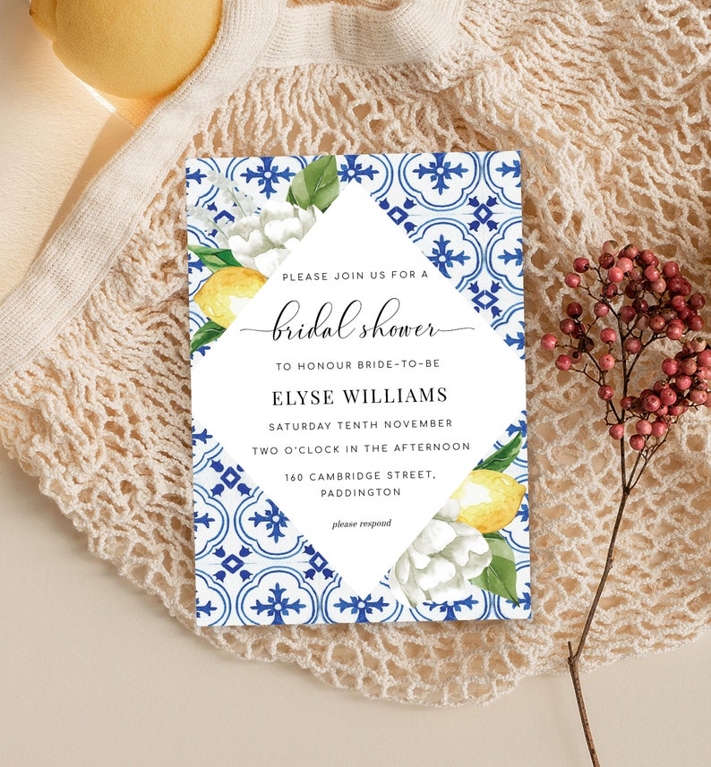 K&ouml;nnte beinhalten: Ein blauer und wei&szlig;er Fliesenhintergrund mit Zitronen und wei&szlig;en Blumen. Der Text lautet "Bitte nehmen Sie an einem Bridal Shower zu Ehren der zuk&uuml;nftigen Braut Elyse Williams teil Samstag, der zehnte November, zwei Uhr nachmittags 160 Cambridge Street, Paddington bitte antworten"