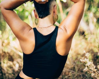 Crop Top aus Bio-Baumwolle: Handgestricktes Schwarzes Yoga Tank, OEKO-TEX