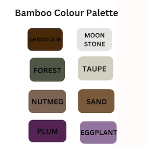 Pu&ograve; includere: Una tavolozza di colori etichettata "Bamboo Colour Palette" con otto blocchi rettangolari. Ogni blocco mostra un colore diverso con un nome corrispondente: Cioccolato, Pietra di Luna, Foresta, Talpa, Noce Moscata, Sabbia, Prugna e Melanzana.