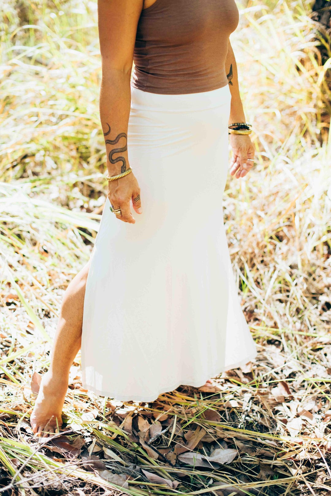 Saia longa boho de bambu orgânico marfim com fendas laterais: saia