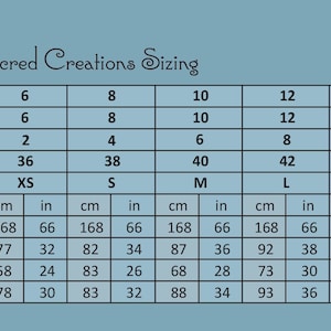 Pu&ograve; includere: Una tabella delle taglie di Sacred Creations, con misure in cm e pollici. La tabella include taglie per AU, UK, USA, EUR e Alpha, con misure corrispondenti per altezza, busto, vita e fianchi.
