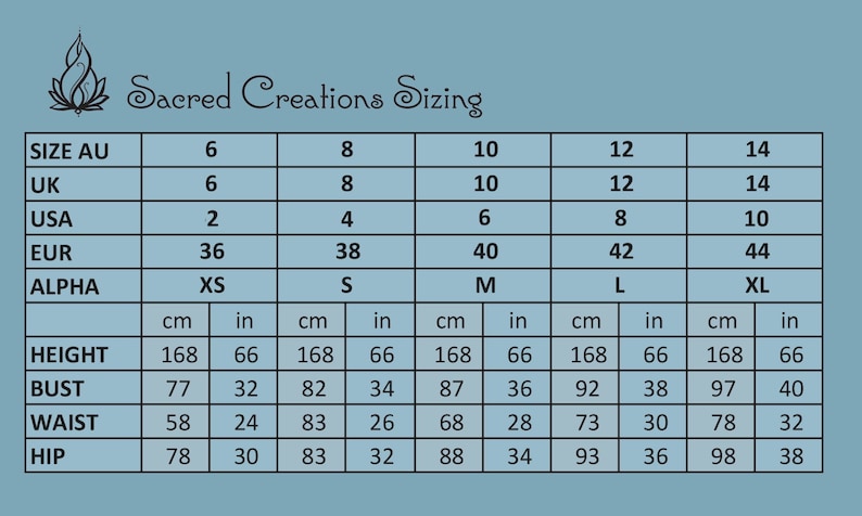 Pu&ograve; includere: Una tabella delle taglie di Sacred Creations, con misure in cm e pollici. La tabella include taglie per AU, UK, USA, EUR e Alpha, con misure corrispondenti per altezza, busto, vita e fianchi.