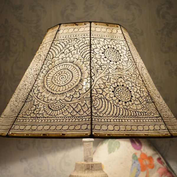 Pantalla grande para lámpara de pie de estilo vintage / Pantalla de cuero liso pintada a mano / Pantalla grande de 8 caras - Alto: 25,4 cm y Ancho: 40,6 cm