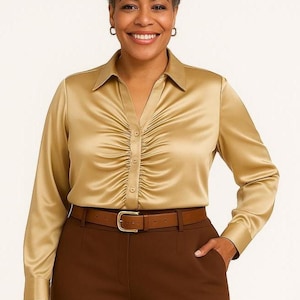 Chemisier froncé en satin champagne doré grande taille | Haut galbé en satin boutonné sur le devant | Femme 1X-3X|Chemisier élégant pour le travail ou le soir