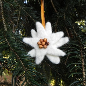 Christmas small ornament felt edelweiss, small white edelweiss Christmas decoration, white flower felted Christmas ornament,