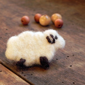 Vilten witte schapenspeld, vilten broche, vilten schapenbroche, vilten dierenbroche, schapentas, schapen tellen, lamsbroche, schapenbrochespeld