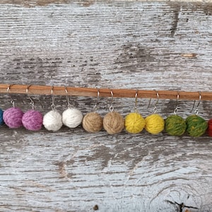 Orecchini a gomitolo di lana, tintura naturale di lana locale, orecchini da magliaio, orecchini a gomitolo di lana merino, regalo per lavoro a maglia, regalo all&#39;uncinetto