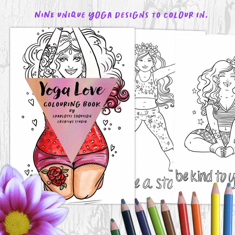 Peut inclure: Un livre de coloriage "Yoga Love" de Charlotte Thomson Creative Studio, avec neuf dessins de yoga uniques &agrave; colorier. La couverture pr&eacute;sente une illustration &agrave; l'aquarelle d'une femme en tenue de yoga. Des crayons de couleur sont visibles en bas.