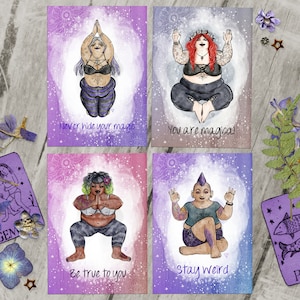 Collection de 4 cartes postales yoga gothique - Format A6 - Illustrant des femmes grande taille avec affirmation positive du corps - Gros oeuvre d'art