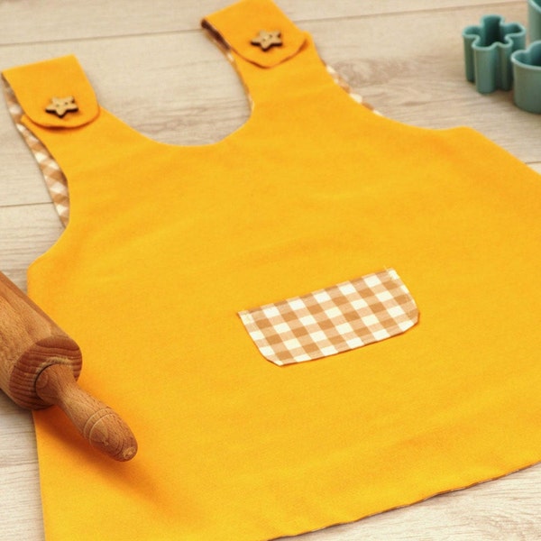 Tablier arrière croisé jaune || Tablier Pinafore avec poche || Cadeaux de Noël || Tablier croisé en coton || Nouveau cadeau de bébé || Cadeau de fête de naissance