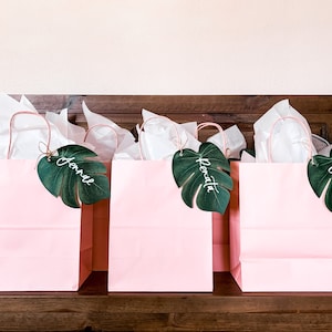 Etiquettes avec nom en feuille de Monstera pour cadeaux de mariage et d'enterrement de vie de jeune fille