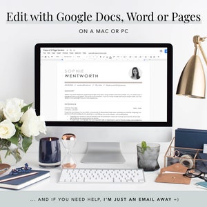 Może przedstawiać: Ekran komputera wyświetlający szablon CV z tekstem "Edit with Google Docs, Word or Pages ON A MAC OR PC" i nazwiskiem "SOPHIE WENTWORTH". Ekran znajduje się na białym biurku z złotą lampą, niebieską świecą, klepsydrą, szklanką wody, notesem, długopisem, klawiaturą i okularami.