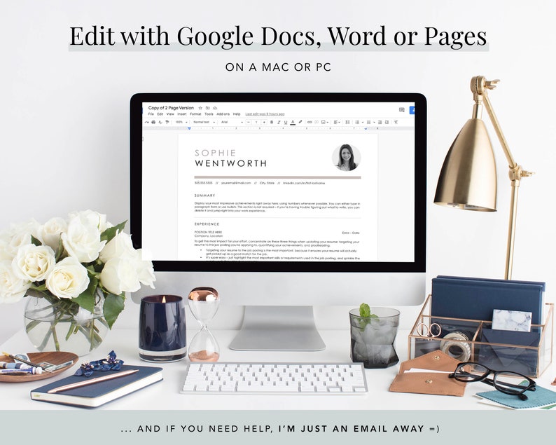 Może przedstawiać: Ekran komputera wyświetlający szablon CV z tekstem "Edit with Google Docs, Word or Pages ON A MAC OR PC" i nazwiskiem "SOPHIE WENTWORTH". Ekran znajduje się na białym biurku z złotą lampą, niebieską świecą, klepsydrą, szklanką wody, notesem, długopisem, klawiaturą i okularami.