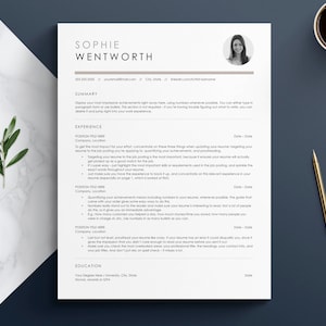 Może przedstawiać: Czarno-biały szablon CV z profesjonalnym zdjęciem kobiety. CV zawiera sekcje podsumowania, doświadczenia, wykształcenia i informacji kontaktowych. Szablon został zaprojektowany tak, aby był wizualnie atrakcyjny i łatwy do odczytania.