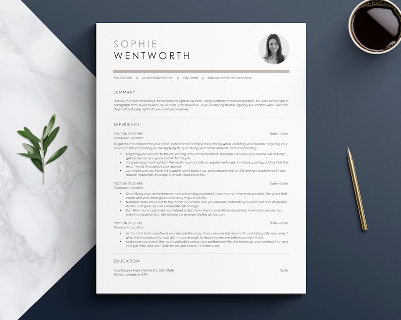 Może przedstawiać: Czarno-biały szablon CV z profesjonalnym zdjęciem kobiety. CV zawiera sekcje podsumowania, doświadczenia, wykształcenia i informacji kontaktowych. Szablon został zaprojektowany tak, aby był wizualnie atrakcyjny i łatwy do odczytania.