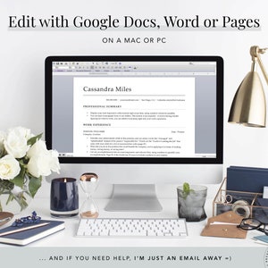 Op de afbeelding: Een computerscherm waarop een cv-sjabloon wordt weergegeven met de tekst "Edit with Google Docs, Word or Pages ON A MAC OR PC" en de naam "Cassandra Miles". De computer staat op een wit bureau met een wit toetsenbord, een glas water, een blauwe kaars, een zandloper, een witte bloemenarrangement, een blauw notitieboek, een bruine leren envelop en een gouden bureaulamp.