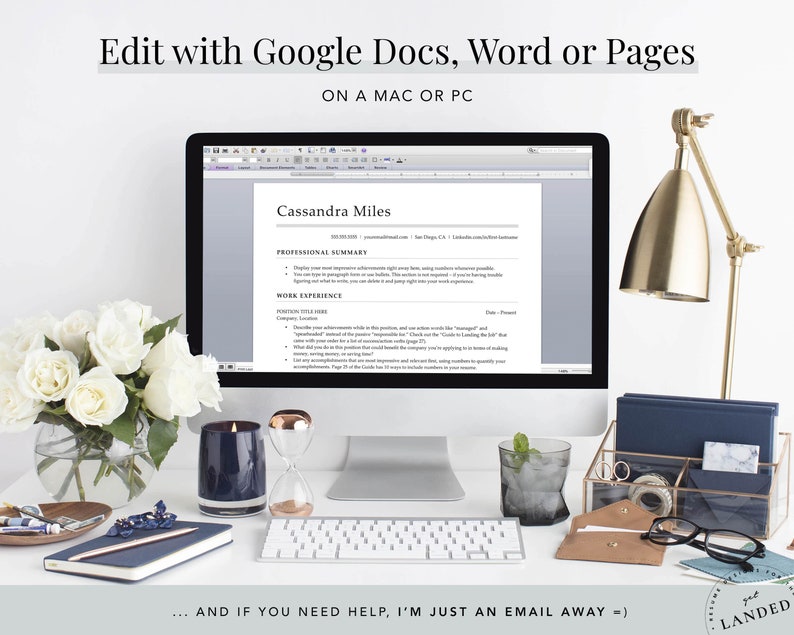 Op de afbeelding: Een computerscherm waarop een cv-sjabloon wordt weergegeven met de tekst "Edit with Google Docs, Word or Pages ON A MAC OR PC" en de naam "Cassandra Miles". De computer staat op een wit bureau met een wit toetsenbord, een glas water, een blauwe kaars, een zandloper, een witte bloemenarrangement, een blauw notitieboek, een bruine leren envelop en een gouden bureaulamp.
