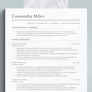 Op de afbeelding: Een zwart-witte cv-sjabloon met de titel "Cassandra Miles" bovenaan. De cv bevat een professionele samenvatting, werkervaring en een sectie over hoe je je oude cv in de sjabloon kunt plakken.