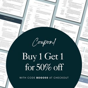 Op de afbeelding: Een coupon voor een koop &eacute;&eacute;n, krijg &eacute;&eacute;n 50% korting aanbieding op cv-sjablonen. De kortingscode is BOGO50. De afbeelding toont een donkerblauwe cirkel met witte tekst op een achtergrond van verschillende cv-sjablonen.
