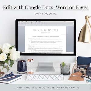 K&ouml;nnte beinhalten: Ein Computerbildschirm zeigt eine Lebenslaufvorlage mit dem Text "Olivia Mitchell" und "Beruflicher Titel". Der Bildschirm steht auf einem wei&szlig;en Schreibtisch mit einer goldenen Lampe, einem Glas Eiswasser, einer Kerze, einer Sanduhr, einem blauen Notizbuch, einem Bleistift und einem braunen Umschlag.