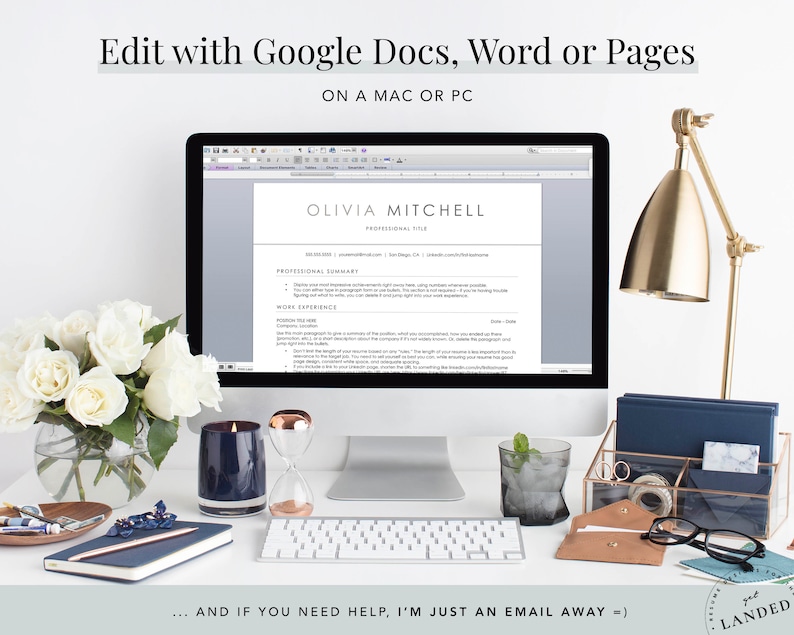 K&ouml;nnte beinhalten: Ein Computerbildschirm zeigt eine Lebenslaufvorlage mit dem Text "Olivia Mitchell" und "Beruflicher Titel". Der Bildschirm steht auf einem wei&szlig;en Schreibtisch mit einer goldenen Lampe, einem Glas Eiswasser, einer Kerze, einer Sanduhr, einem blauen Notizbuch, einem Bleistift und einem braunen Umschlag.