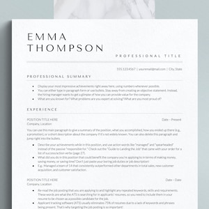 以下が含まれることがあります： 「エマ・トンプソン」というタイトルと「職務経歴概要」という見出しが書かれた白黒の履歴書テンプレート。履歴書には、「経験」のセクションがあり、履歴書の書き方について説明されています。
