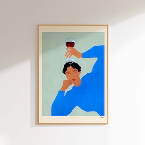 Peut inclure: Une peinture d'une personne portant un pull bleu tenant un verre de vin rouge au-dessus de sa tête. La personne regarde le spectateur. L'arrière-plan est de couleur bleu clair.