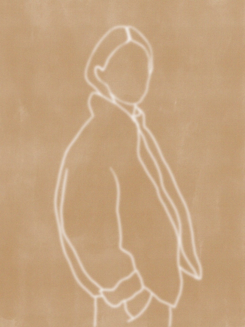 Peut inclure: Un dessin au trait d'une personne portant une veste, sur un fond brun.