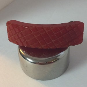 Pince à robe en bakélite, rouge, sculptée, vintage