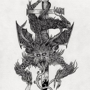 Może przedstawiać: Czarno-biały rysunek tuszem przedstawiający groteskową istotę przebitą mieczem. Istota ma długi, spiczasty pysk, ostre zęby i duże, nietoperzowe skrzydła. Krew kapie z miecza.