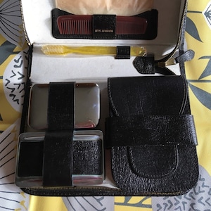 Leder-Reiseset für Männer, bestehend aus Seifenkiste, Bürste, Kamm, Zahnbürste, Spiegel und Lederbeutel in Ledertasche mit Reißverschluss.