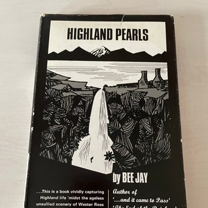 Op de afbeelding: Zwart-witte illustratie van een waterval en bergen op de omslag van een boek getiteld "Highland Pearls" door Bee Jay. De omslag van het boek bevat ook de tekst "Auteur van ...and it came to Pass, The End of the Rainbow, and 'Sunset on the Loch'."