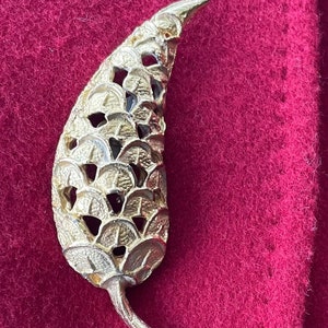 Gold Leaf Brooch.  Vintage Gold Tone Textured Leaf Brooch/Pin.
