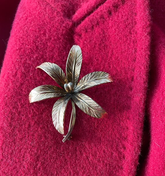 BROCHE FLORALE AJOURÉE VINTAGE Années 70 - Métal Doré Avec Oxydes De Couleur - Occasion