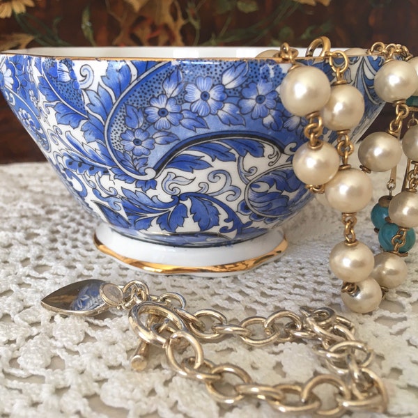 Blue and White Paisley Pattern 1445 Sugar Bowl by Royal Standard. Bone China, Scalloped Edges, Finished with Gilt Trim. Made in England.