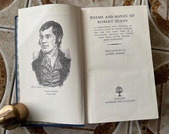 Pode incluir: Um livro antigo intitulado "Poemas e Canções de Robert Burns" com uma ilustração em preto e branco de Robert Burns na capa. O livro é publicado por Collins, Londres e Glasgow.