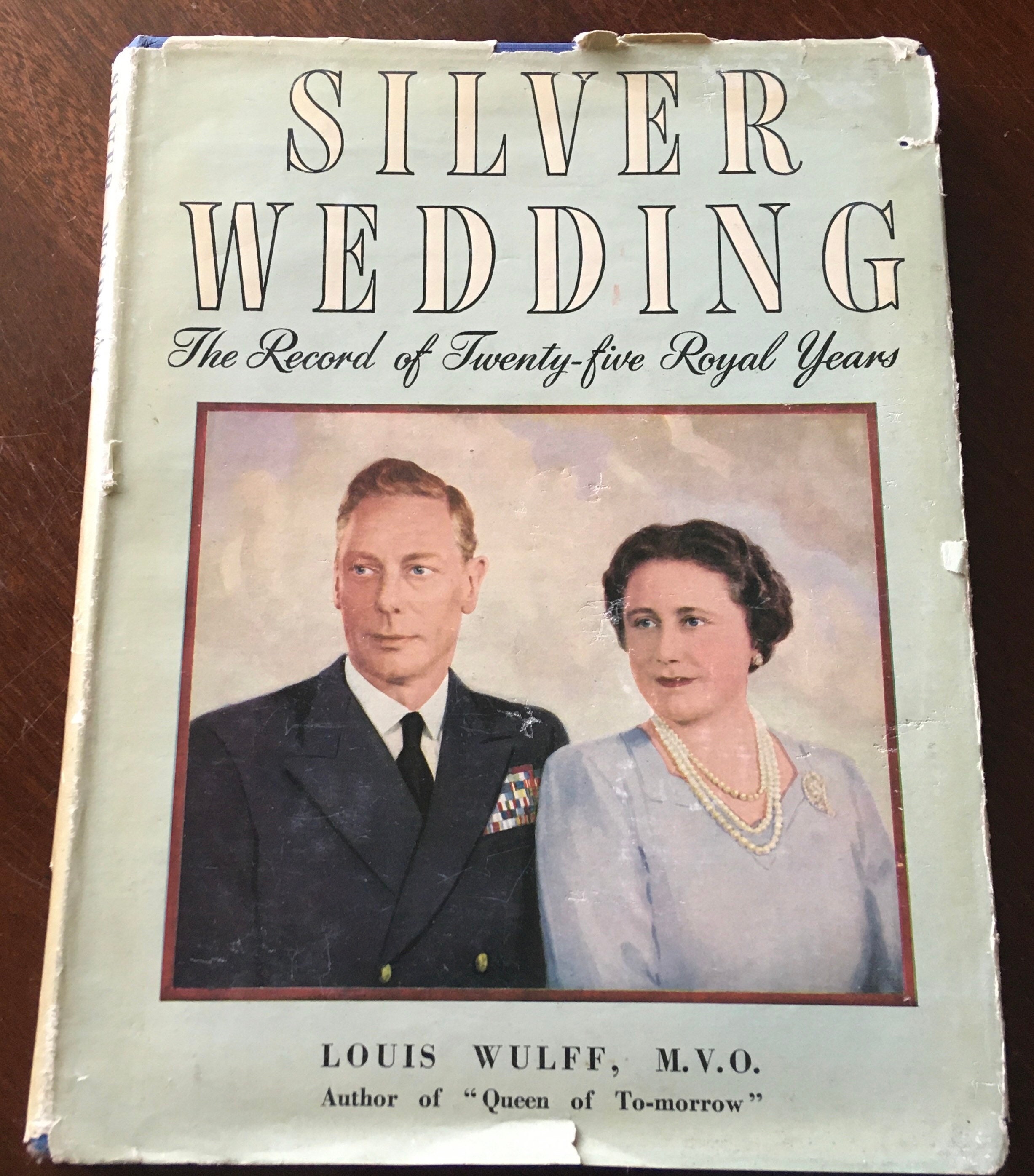 Reina Isabel y Rey Jorge VI "Bodas de plata: el récord de veinticinco años reales" – Louis Wulff. Bodas de plata 26 de abril de 1948 de