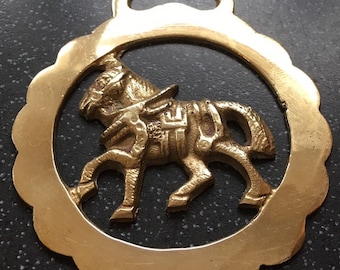 Trois médaillons cheval en laiton vintage sur cuir