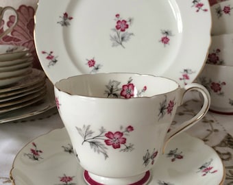 Zestaw trzech filiżanek do herbaty z porcelany kostnej Shelley Charm, wzór różowych kwiatów, złote wykończenia.
