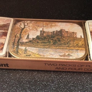 Sottobicchieri scozzesi e carte da gioco.  Carte da gioco / sottobicchieri con scene di Edimburgo, Inverness, castelli di Eilean Donan.  Prodotto da Vistaprint.