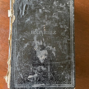 Antieke Victoriaanse Heilige Bijbel. Grote familiebijbel met oude en nieuwe testamenten.