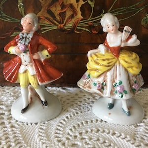 Ornements miniatures vintage en porcelaine de l&#39;époque victorienne pour homme et femme. Fabriqué en Allemagne.