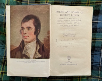 Pode incluir: Um livro vintage intitulado "Poemas e Canções de Robert Burns" com um retrato do autor na capa. O livro é uma edição completamente nova, incluindo mais de 60 poemas que aparecem pela primeira vez em uma edição coletada.