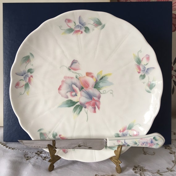 Aynsley Little Sweetheart Cake Plate With Knife, Fine Bone China