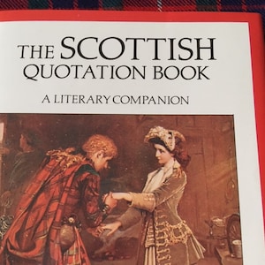 Könnte beinhalten: Das schottische Zitatbuch: Ein literarischer Begleiter, ein rotes Hardcover-Buch mit einem weißen Titel und einem Gemälde eines Paares in traditioneller schottischer Kleidung auf dem Cover.